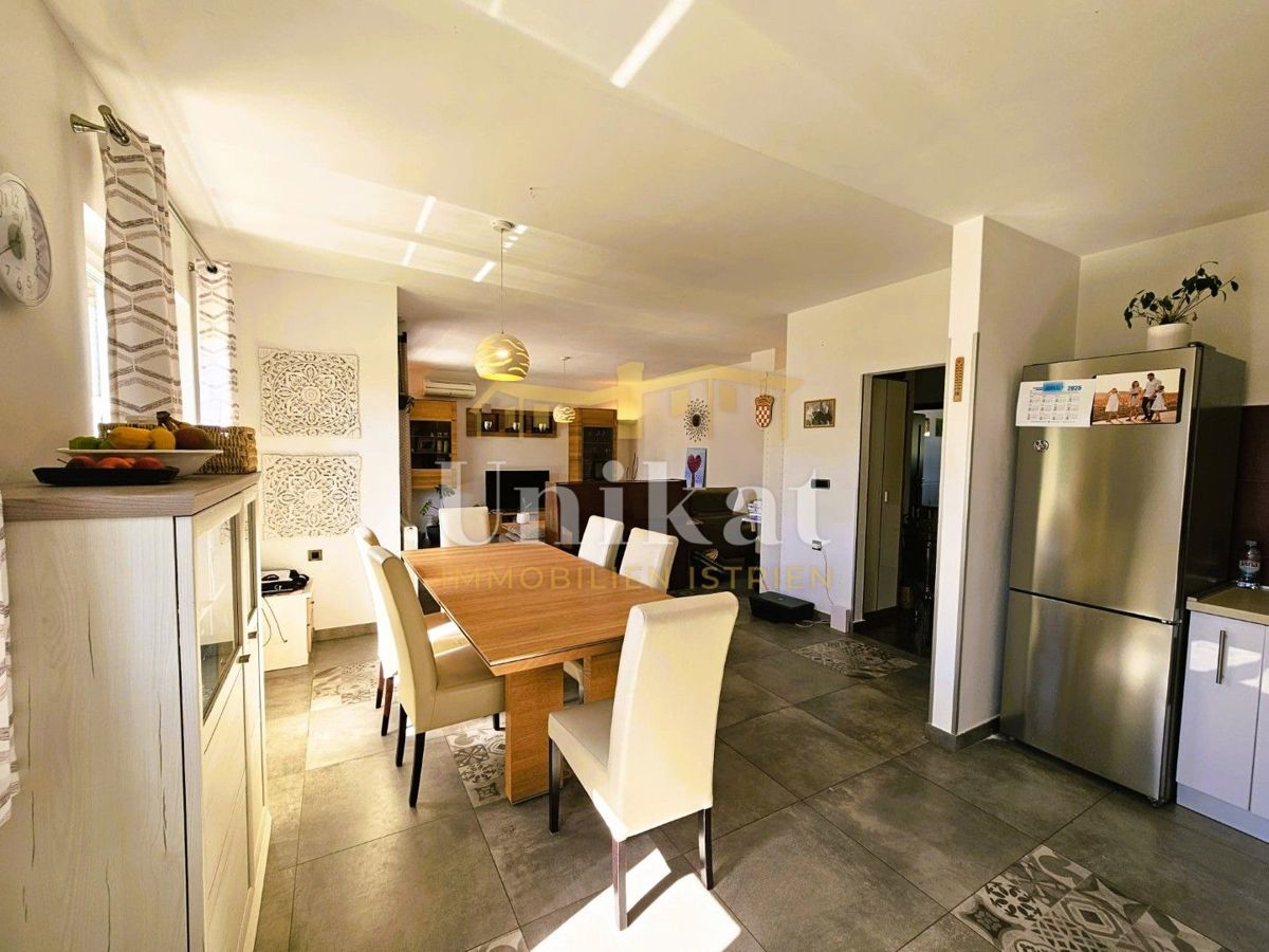 Samostojna pritlična hiša - bazen, garaža in velik vrt